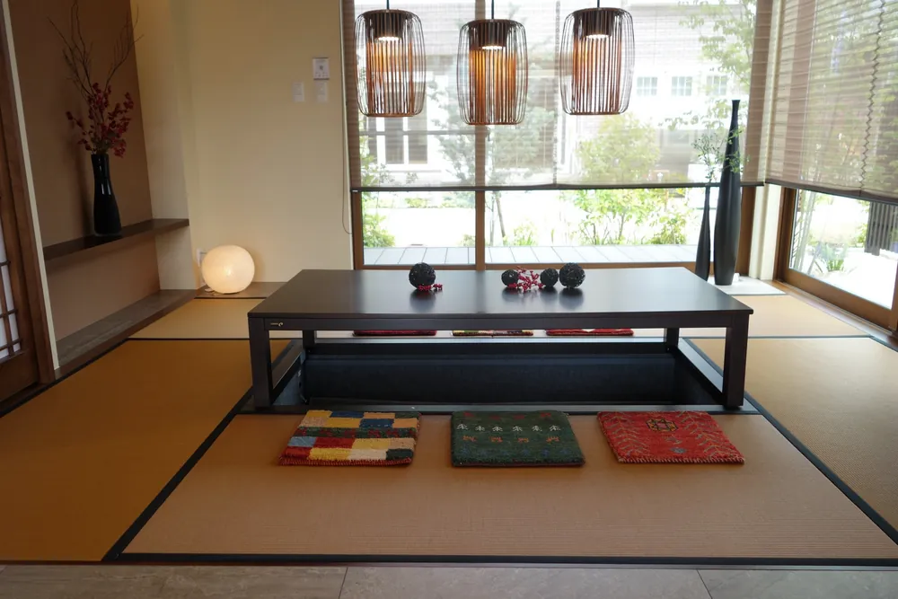 畳の部屋の座卓の前に並べた、小さなギャッベのマット3枚